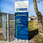 quehl_werbepylon_led_3d_logo_worms_ses_security