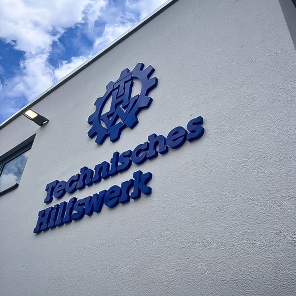 quehl_3d_buchstaben_aussenwerbung_werbeanlage_technisches_hilfswerk_worms