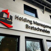 quehl_3d_buchstaben_werbeanlage_holding_management