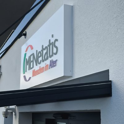 quehl_3d_buchstbaben_aussenwerbung_schilderanlage_menetatis