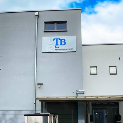 quehl_led_schilderanlage_leuchtwerbung_3d_logo_buchstaben_tb_tas_bauunternehmen