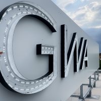 quehl_leuchtwerbung_led_montage_borgwarner