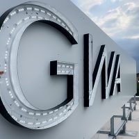 quehl_leuchtwerbung_led_montage_borgwarner