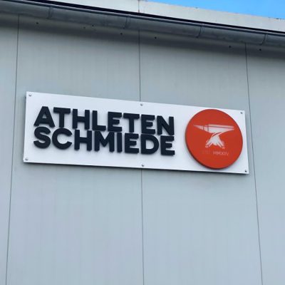 quehl_outdoor_werbeschild_athleten_schmiede
