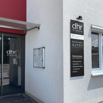 quehl_outdoor_werbeschild_eingang_dhr