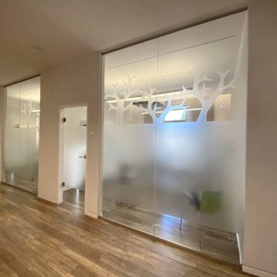 quehl_sichtschutz_glas_wartezimmer_zahnarzt