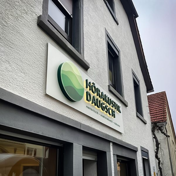 quehl_werbeanlage_lichtwerbung_hoerakustic_daugsch