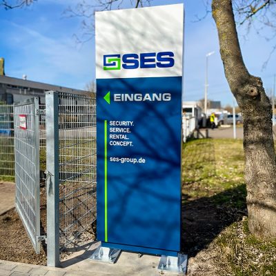 quehl_werbepylon_led_3d_logo_worms_ses_security