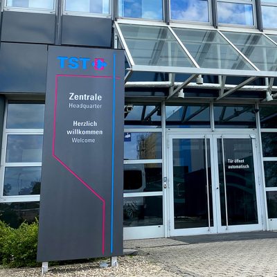 quehl_werbepylon_leuchtkasten_tst