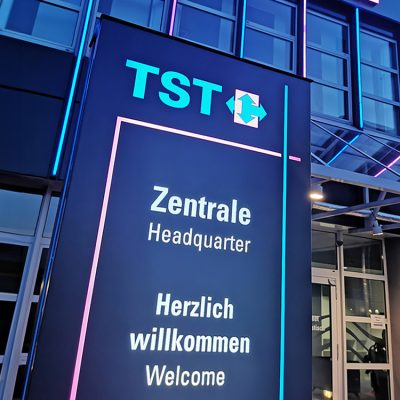 quehl_werbepylon_leuchtkasten_tst