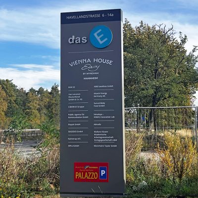 quehl_werbepylone_das_e_mannheim