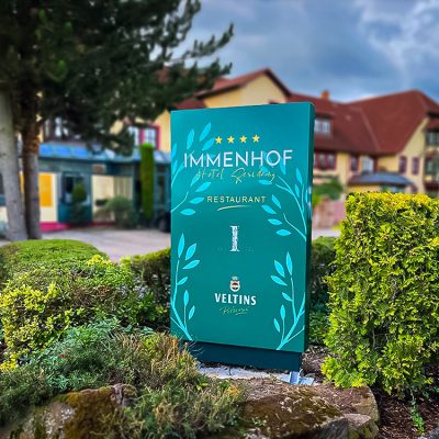 quehl_werbepylone_immenhof_veltins