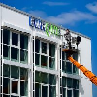 quehl_werbetechnik_montage_lichtbuchstaben_worms_ewr_one