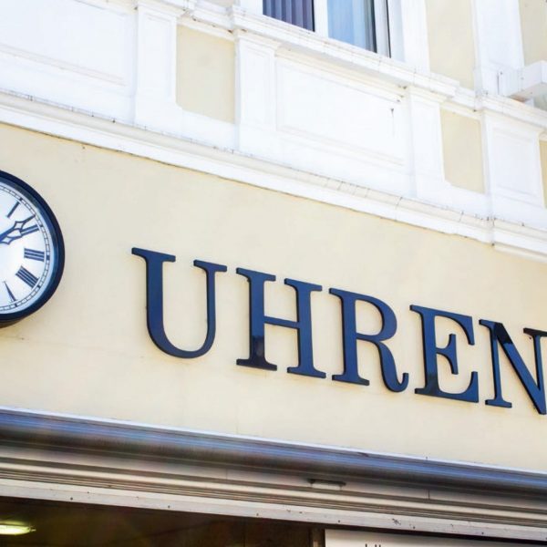 quehl_werbetechnik_werbeschild_uhren